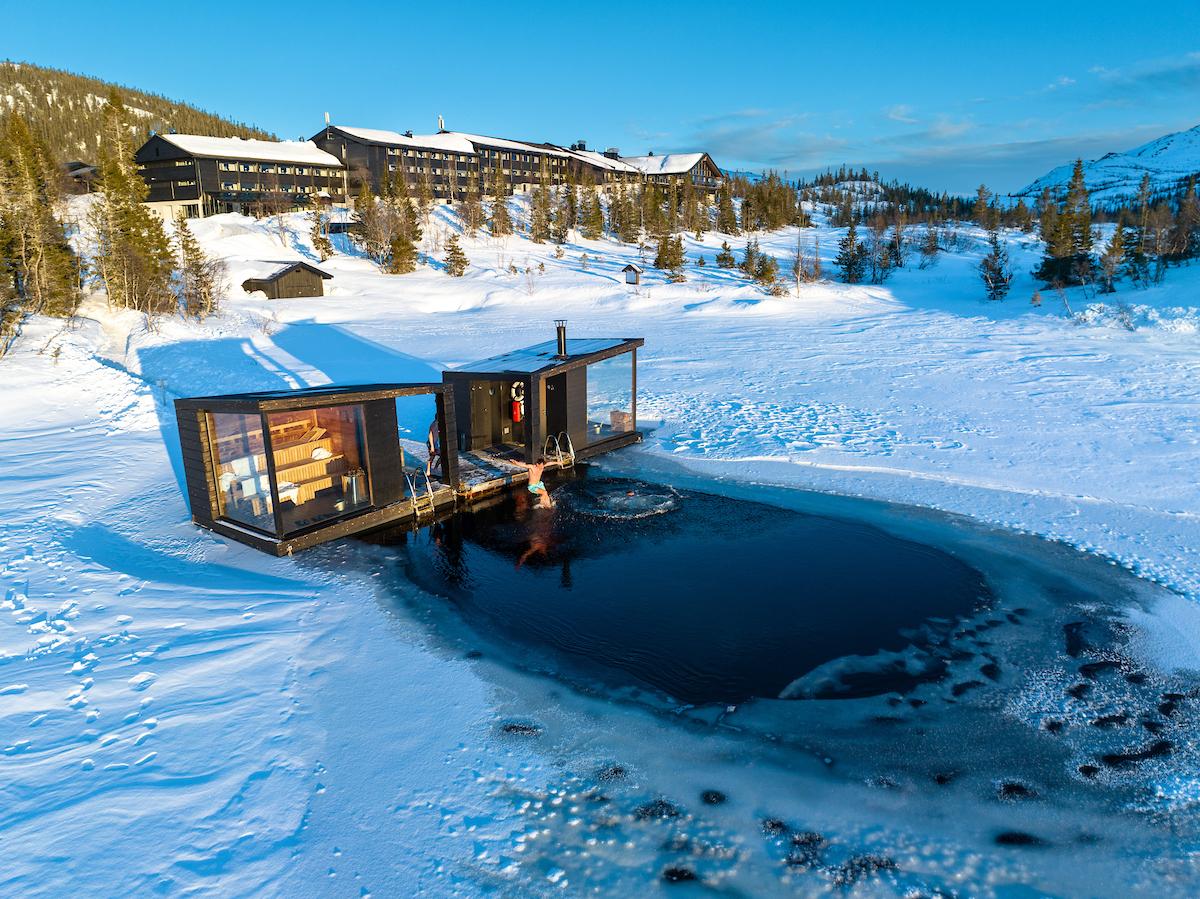 Gausta-ski-resort-outdoor-sauna-sunny-day